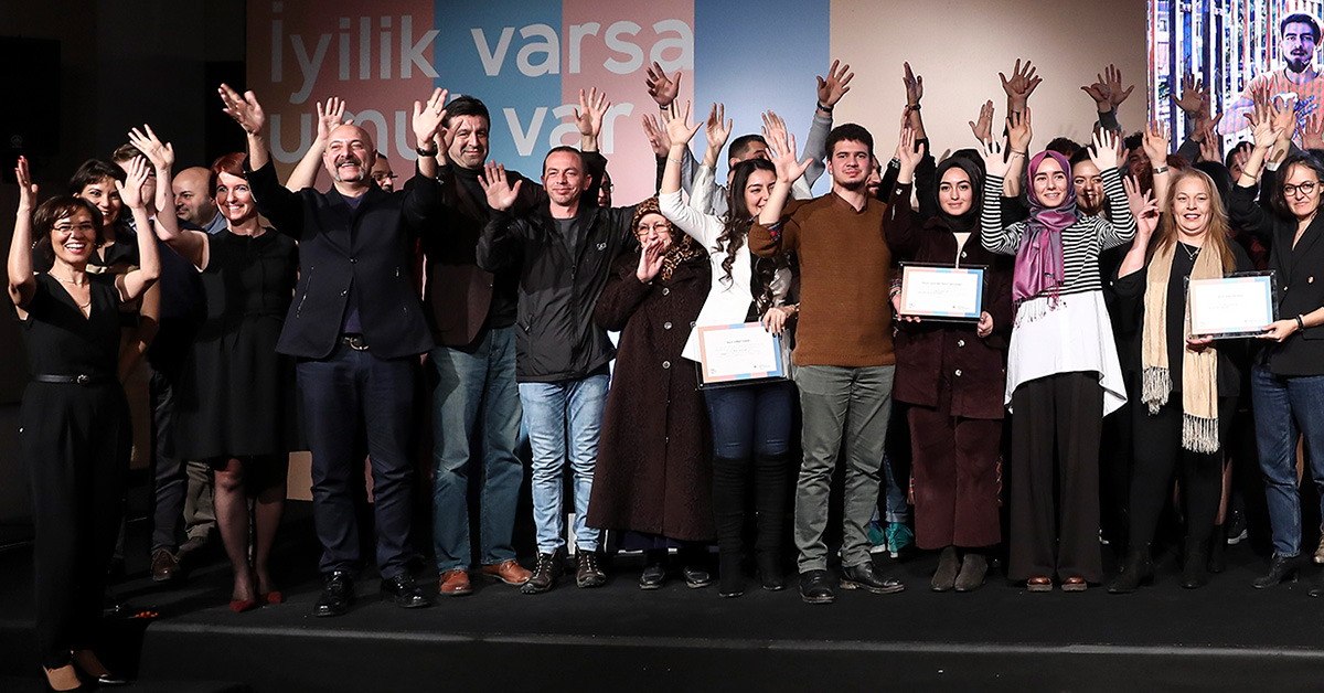 BİLGİ Umut Var gecesinde 10 iyilik hikâyesinin kahramanlarına plaket verildi. BİLGİ Umut Var gecesinde 10 iyilik hikâyesinin kahramanlarına plaket verildi.